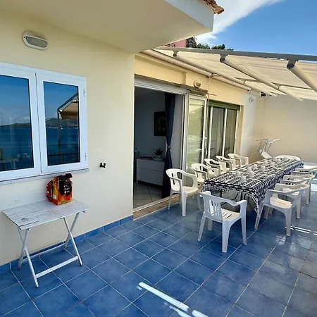 Normale's Sea View Apartmán